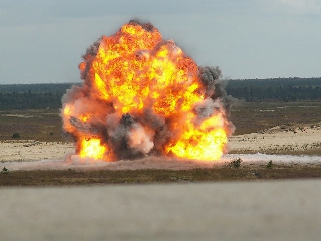 Saperzy detonują wykryte niewybuchy na wojskowych poligonach.