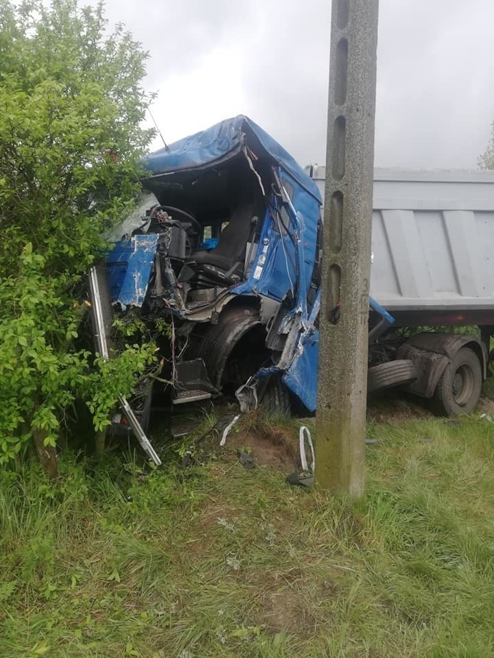 Wypadek w Policach. Zderzenie dwóch samochodów ciężarowych