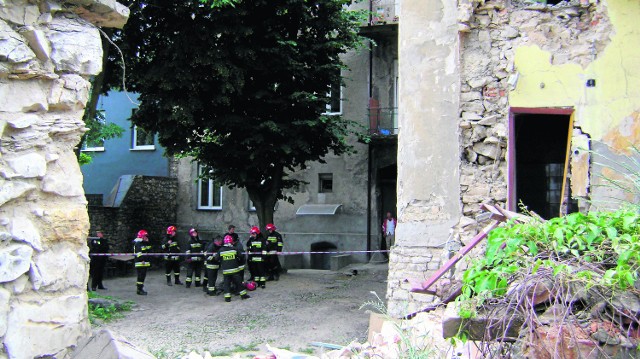 Po zawaleniu się ścian oficyny kamienicy Powiatowy Inspektor Budowlany nakazał wykonanie zewnętrznej ekspertyzy, która zdecyduje o dalszym losie budynku i mieszkających w nim rodzin