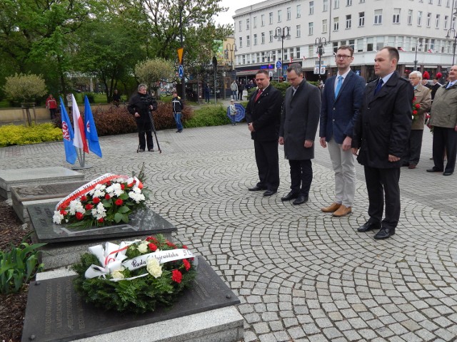 Przedstawiciele opolskiego SLD złożyli dziś kwiaty pod pomnikiem Bojownikom o Polskość Śląska Opolskiego w Opolu.