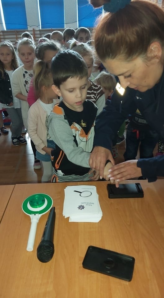 Policja w Zespole Szkolno - Przedszkolnym w Bodzentynie. Dzieciakom pobrano odciski palców (ZDJĘCIA)