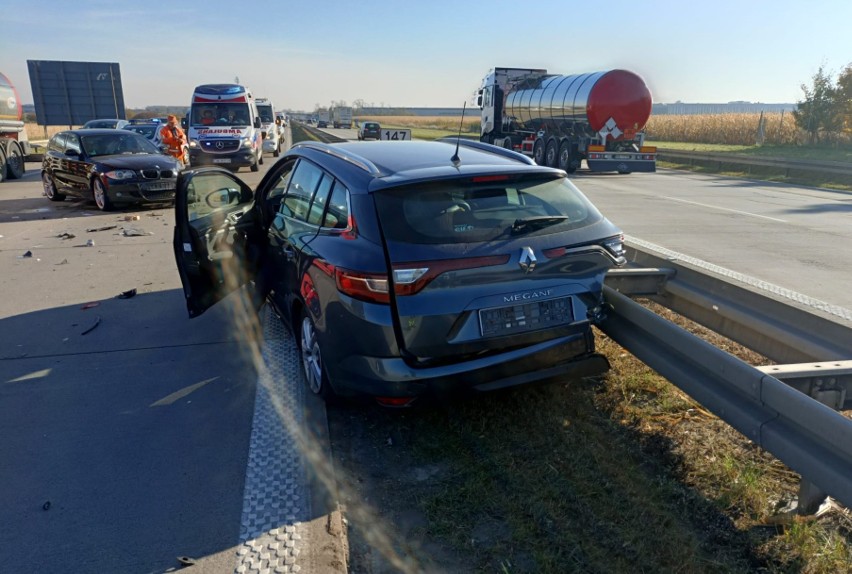 Wypadek na autostradzie pod Wrocławiem. Jedna osoba ranna, duże utrudnienia w ruchu [ZDJĘCIA]