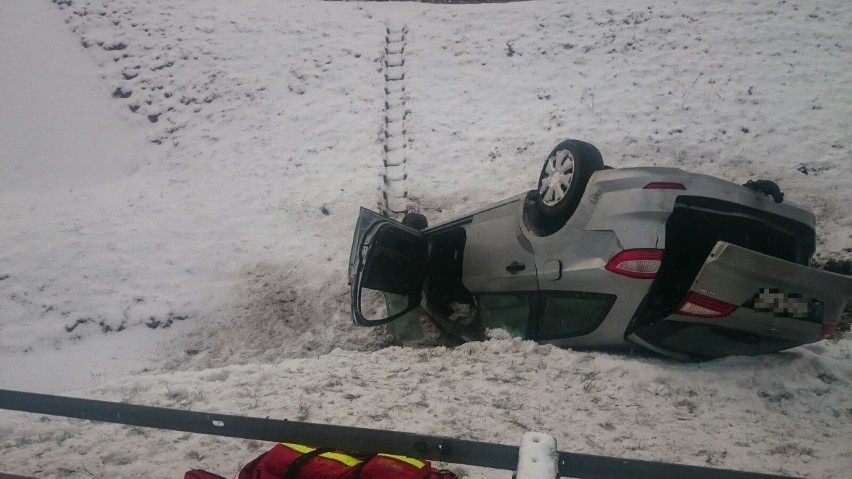 Ford mondeo dachował na 224. kilometrze autostrady A4. Ranni...