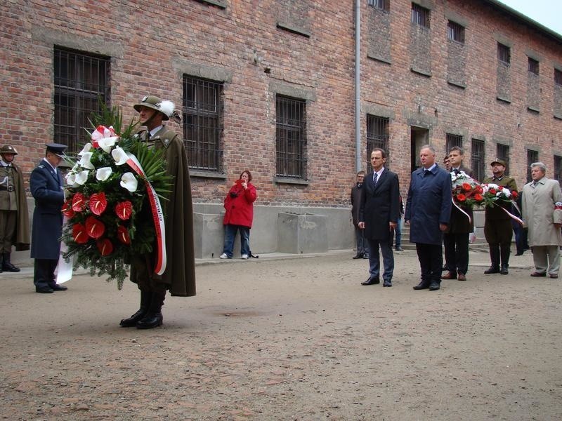 Oddali hołd polskim oficerom rozstrzelanym przez Niemców w KL Auschwitz [WIDEO]