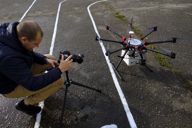 Do służby w Straży Miejskiej trafiło urządzenie pomiarowe z dronem i mobilne laboratorium. Będą one wspomagać służby w zwalczaniu trucicieli w Toruniu. Ćwierć miliona zł kosztowało wyposażenie Straży Miejskiej w najnowocześniejsze urządzenia do wykrywania źródła zanieczyszczeń powietrza.W trwającym sezonie grzewczym, od początku września, Straż Miejska zajęła się ok. 100 zgłoszeniami, dotyczącymi spalania odpadów. Tylko w 4 przypadkach municypalni potwierdzili wątpliwości mieszkańców.INFO Z POLSKI 2.11.2017 - przegląd najciekawszych informacji ostatnich dni w kraju