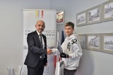 Utalentowany strzelec z Choroszczy nagrodzony. Jakub Dąbrowski za osiągnięcia sportowe został doceniony przez burmistrza miasta