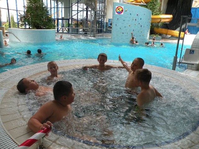 Po odpoczynku w górach i nad morzem, dzieci będą korzystały przez cały rok szkolny z basenu w Polkowicach.
