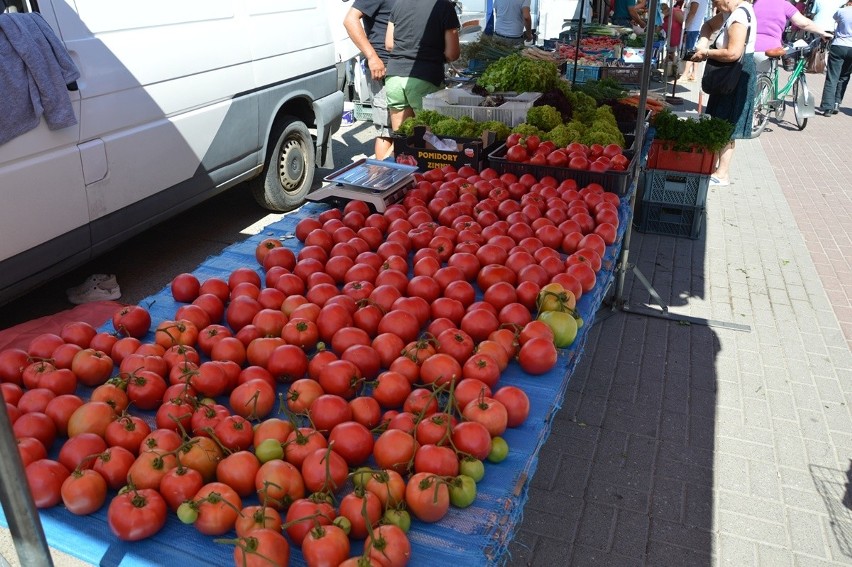 Piątkowy targ w Stalowej Woli. Królują czereśnie, wiśnie i morele, zobacz ceny owoców i warzyw