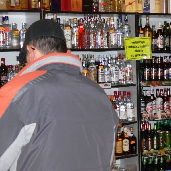 Za kilka dni obok tabliczek informujących o zakazie sprzedaży alkoholu nieletnim w sklepach pojawią się biało-czarne plakaty z napisem "Jestem nieletni. Nie sprzedawaj mi alkoholu&#8221;.     