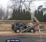 Wypadek przy ul. Łaskiej. Samochód złamał latarnię w dwóch miejscach i zatrzymał się na ogrodzeniu cmentarza [zdjęcia]