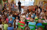 "Bezpieczeństwo przedszolaka" - policjanci spotkali się z dziećmi z "Małymi odkrywcami" w Szydłowcu