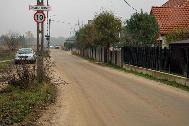Tak teraz wygląda ulica Malinowa w Grabówce. Znaki informują kierowców, by nie kurzyli w czasie przejazdu