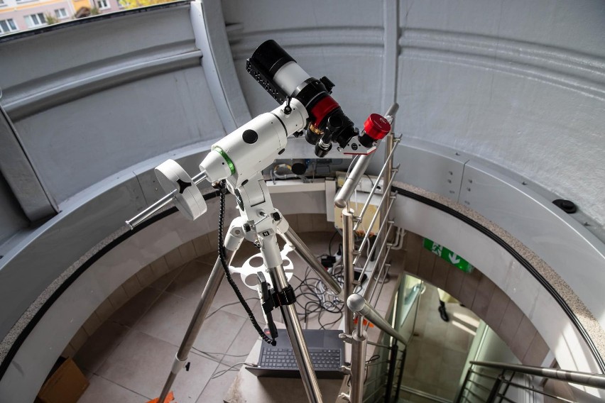Obserwatorium astronomiczne w VII LO w Białymstoku już działa. Uczniowie mogą być bliżej gwiazd (zdjęcia) 