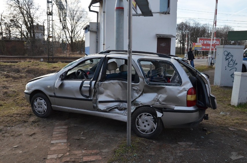 Wrocław: Wypadek na Balonowej. Jedno z aut dachowało (ZDJĘCIA)