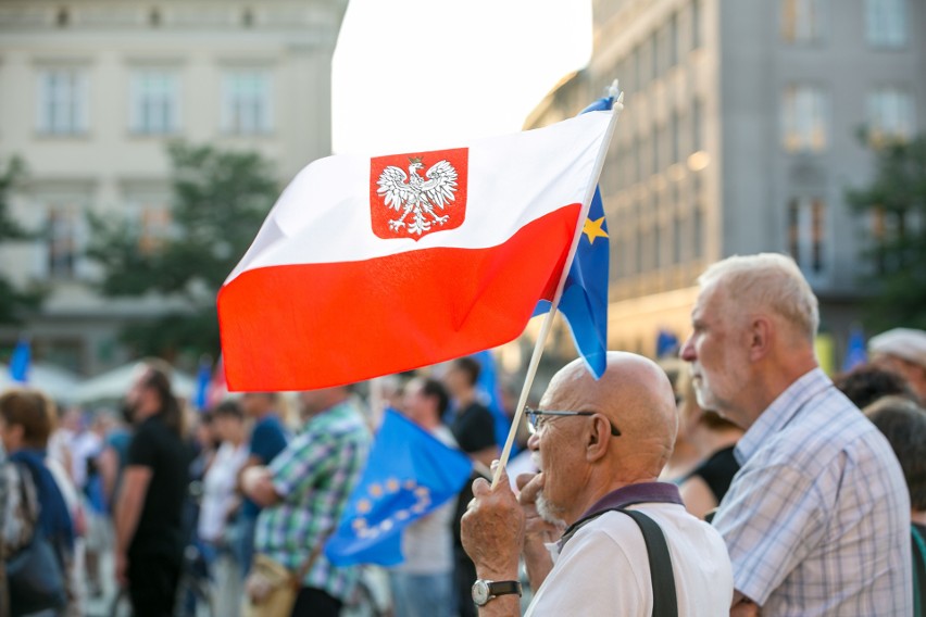 Kraków. Manifestacja KOD na Rynku Głównym w obronie...