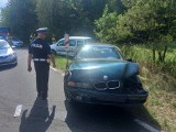 Policyjny pościg w Tarnobrzegu zakończony wypadkiem, bmw zderzyło się z mercedesem. Kobieta ranna. Zobaczcie zdjęcia 