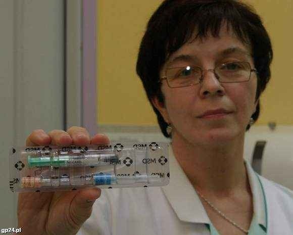 Alicja Jesionek ze słupskiej Kliniki Salus prezentuje szczepionkę przeciw wirusowi HPV.