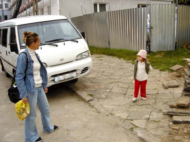 Chodniki na naszym osiedlu są krzywe, połamane. Kilka osób już się na nich poturbowało - skarży się Aneta Łapińska. Dlatego ze swoimi sąsiadami prosi władze Łap o ich remont.