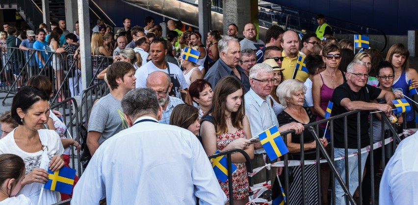 Klienci czekali na otwarcie szwedzkiego sklepu IKEA w...
