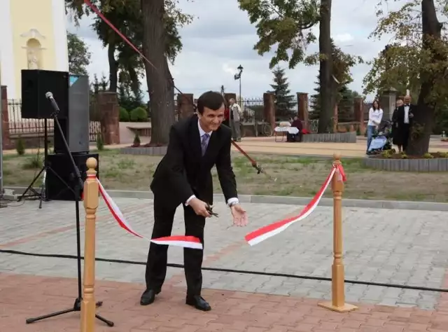 Tadeusz Tomasik, burmistrz Przysuchy, przeciął wstęgę otwierając odnowiony plac przed sanktuarium w Skrzyńsku.