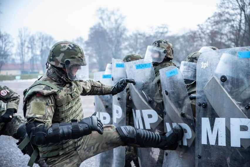 Kraków. Żołnierze ćwiczyli jak kontrolować agresywny tłum. Takie umiejętności mają się im przydać w Kosowie [ZDJĘCIA]