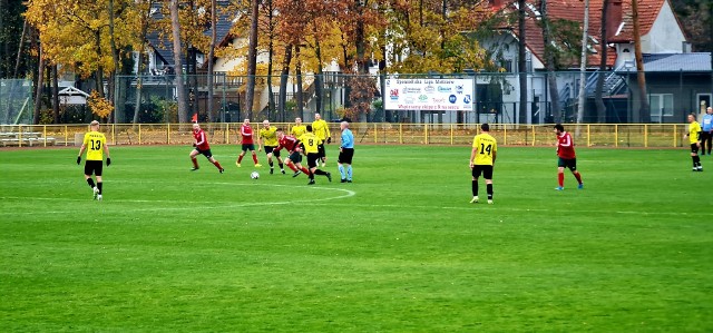 Niedzielny mecz na boisku w Niechorzu niespodziewanie zapisał się na kartach historii polskiego futbolu