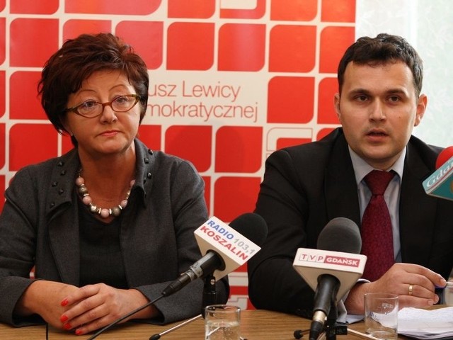 Wczorajsza konferencja prasowa Doroty Gardias. Obok kandydatki na posła siedzi Paweł Szewczyk, radny miejski w Słupsku, szef miejscowego SLD i komitetu wyborczego Gardias. 