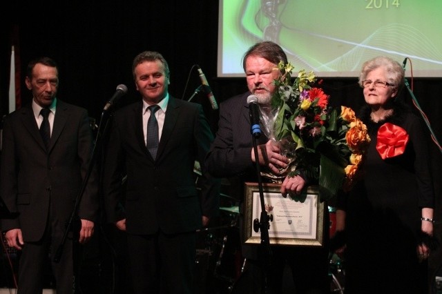 Tytułu Osobowości Roku 2014 Gminy Pińczów Andrzejowi Kozerze gratulowali Bożena Szatkowska-Mostek, burmistrz Włodzimierz Badurak i przewodniczący rady miejskiej Jan Radkiewicz (z lewej).