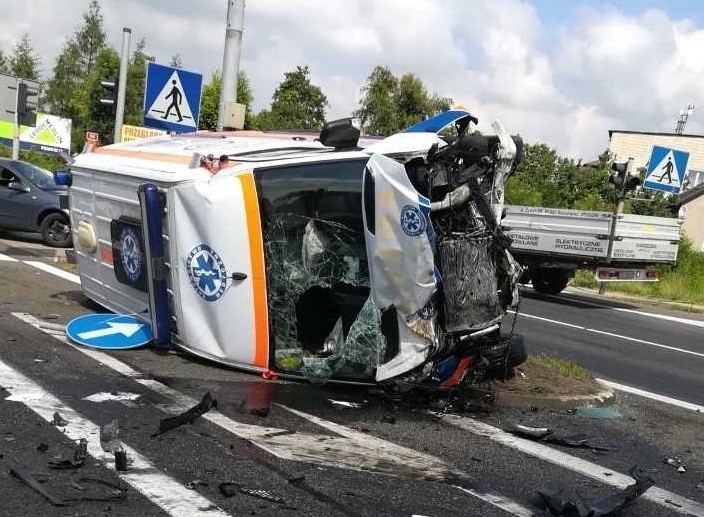 Wypadek w Bolesławiu. Auto zderzyło się z karetką, jedna osoba nie żyje [ZDJĘCIA]