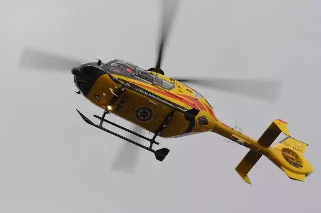 Poszkodowany mężczyzna został przetransportowany helikopterem Lotniczego Pogotowia Ratunkowego do szpitala