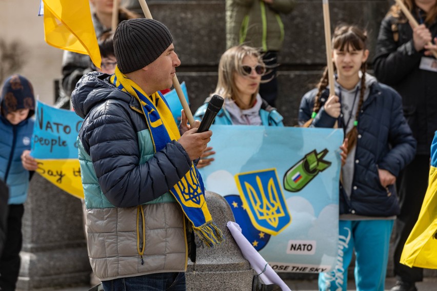 Kraków. Demonstracja Ukraińców na Rynku Głównym. Apelują do NATO [ZDJĘCIA]