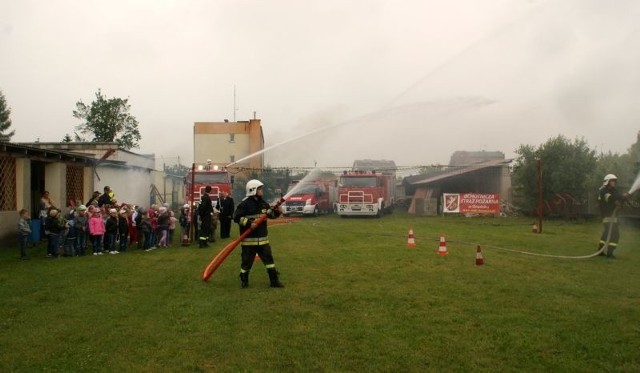 Dzieci z Orońska z dużym zaciekawieniem obejrzały pokaz sprawności strażaków.