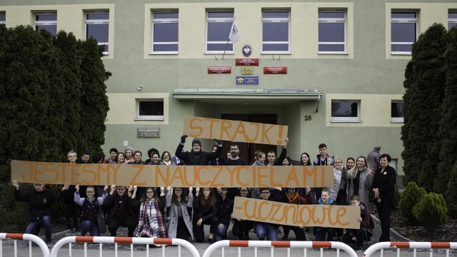 Uczniowie III LO skrzyknęli się w sile około 30 osób, by wspólnie okazać solidarność z nauczycielami oraz podziękować za trud, jaki wkładają w wychowanie i edukację młodzieży.