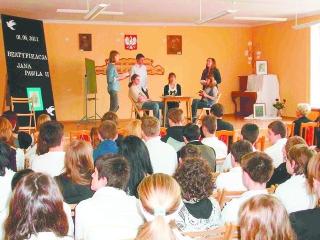 Głównym tematem przedstawienia przygotowanego przez uczniów giżyckiego gimnazjum była miłość.