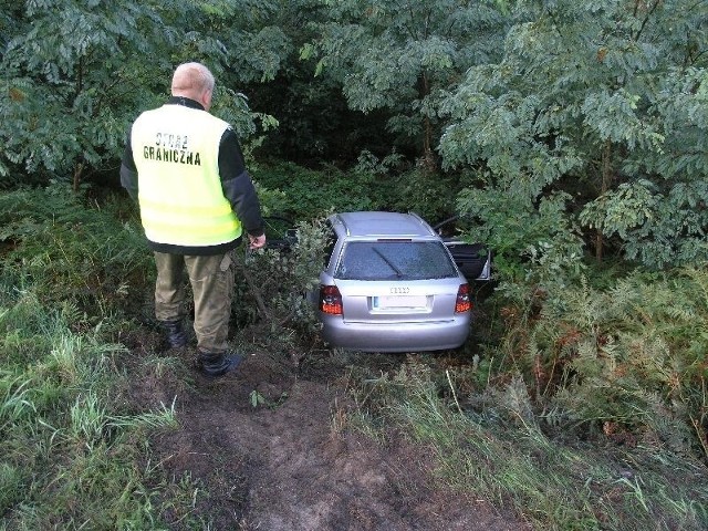 Skradzione audi na widok policji zjechało do rowu