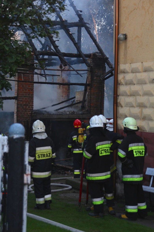 Aż 30 strażaków walczyło z pożogą przy Szybowej