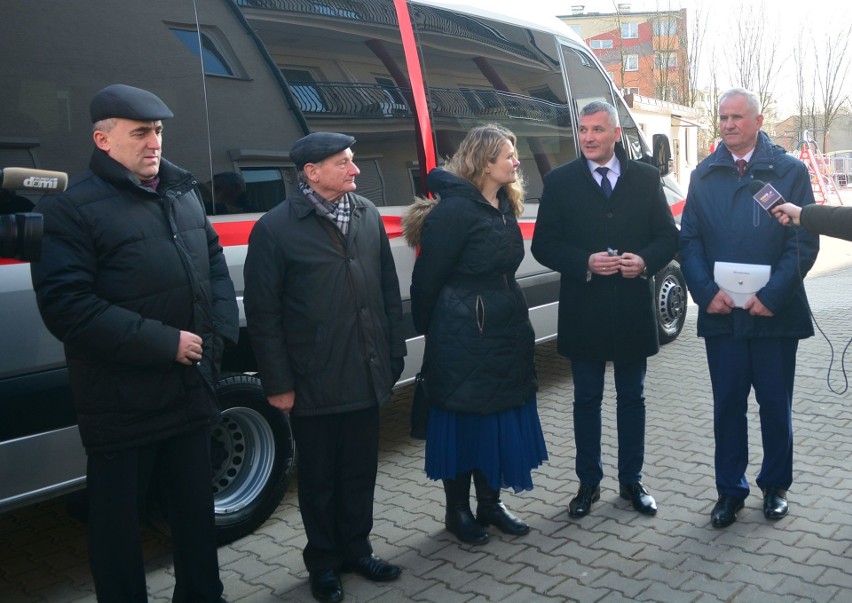 Specjalny Ośrodek Szkolno-Wychowawczy w Radomiu dostał pojazd dla swoich podopiecznych. Nowy bus Mercedes to zakup samorządu województwa