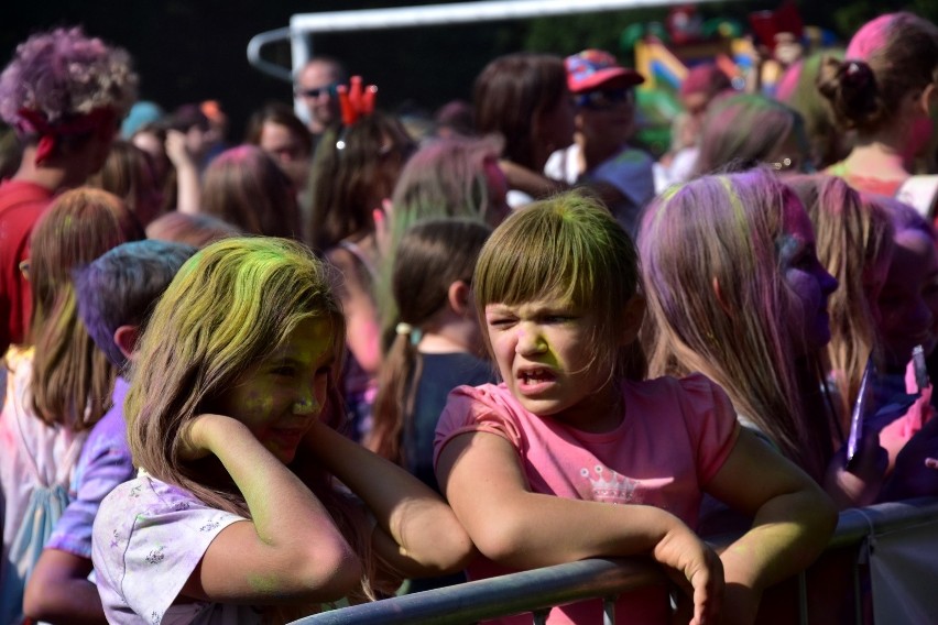 Tłumy na Festiwalu Kolorów w Gorlicach. Na stadionem unosi się barwna chmura, sceną rządzi muzyka, jest mnóstwo słodkości dla najmłodszych