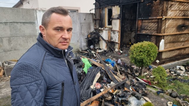 Burmistrz Włoszczowy Grzegorz Dziubek już w środę był na miejscu pożaru. Była tam też kilkakrotnie w czwartek organizując pomoc dla dotkniętej tragedią rodziny.