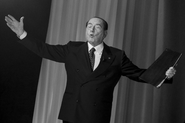 Berlusconi był jednym z najbardziej ekstrawaganckich włoskich polityków, który powrócił do polityki w 2017, mimo kariery naznaczonej skandalami seksualnymi (słynne bunga-bunga).