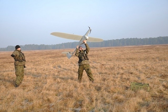Minister obrony narodowej Tomasz Siemoniak poinformował w środę, że zamówienie na dostawy dronów krótkiego zasięgu dla wojska zostanie skierowane do polskiego przemysłu. W tym przypadku pominięta będzie ustawa o zamówieniach publicznych. 