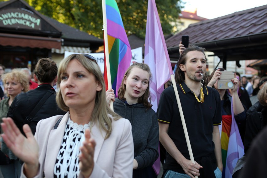 Strajk kobiet w Krakowie. Protestowano przeciwko zakazowi...