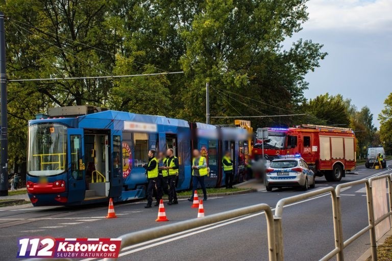 Tragiczny wypadek w Katowicach: 17-letnia uczennica zginęła pod kołami tramwaju. Wychodziła ze szkoły. Przy torach płoną znicze 