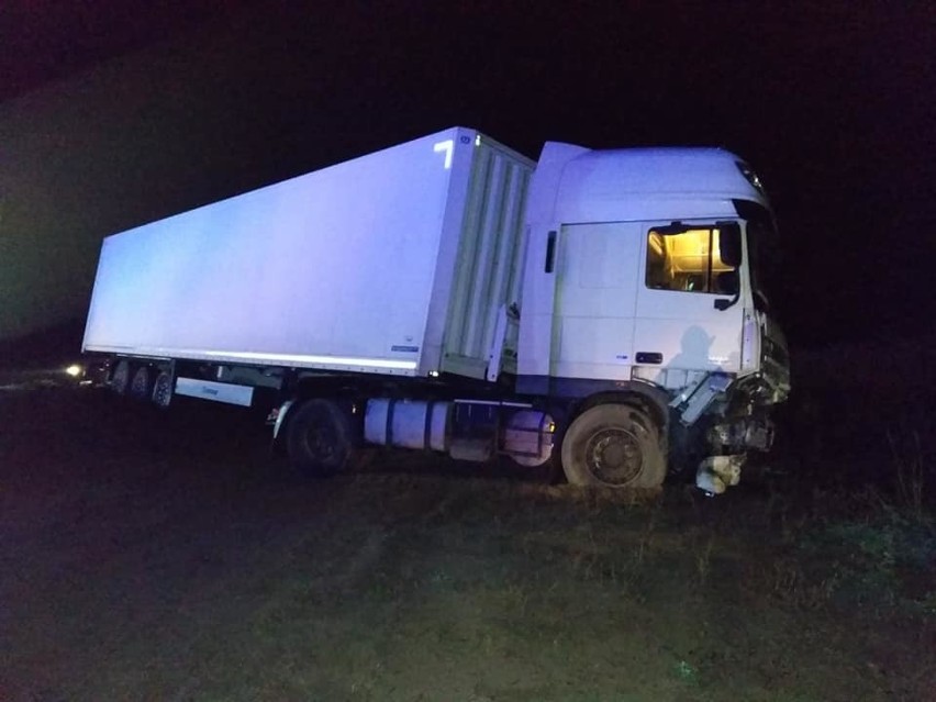 Wypadek niedaleko Bydgoszczy. Ciężarówka zderzyła się z "osobówką". Jedna osoba nie żyje!