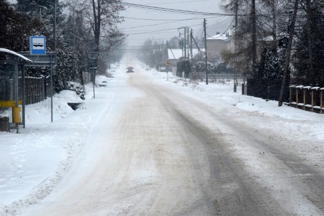 Droga w gminie Miedziana Góra. Więcej na kolejnych zdjęciach