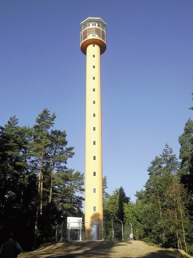 Wieża przeciwpożarowa w okolicach Przyjezierza.