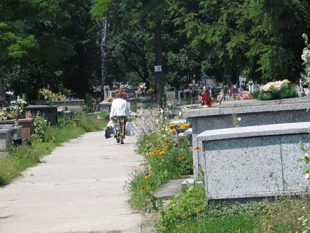 Od pierwszego lipca za korzystanie z miejsca pochówku na cmentarzu parafialnym tarnobrzeżanie płacą o 100 złotych więcej.