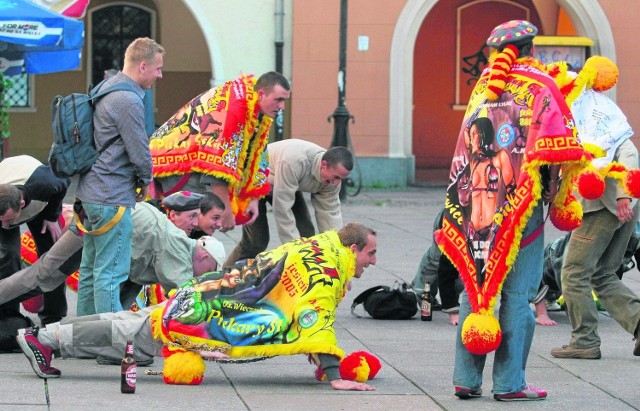 W czasach obowiązkowej służby wojskowej w Polsce takie powroty z koszar do domu były okazją do  radosnej zabawy. Nawet przechodnie tolerowali te wygłupy, bo wiedzieli, że rezerwa świętuje wolność