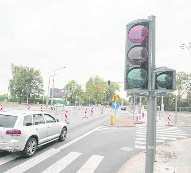 a oddanym do użytku skrzyżowaniu jest nowa sygnalizacja świetlna oraz ułatwienia w ruchu dla autobusów MZK - jest dla nich specjalne miejsce, by jechały przed innymi oraz buspas na Sobieskiego