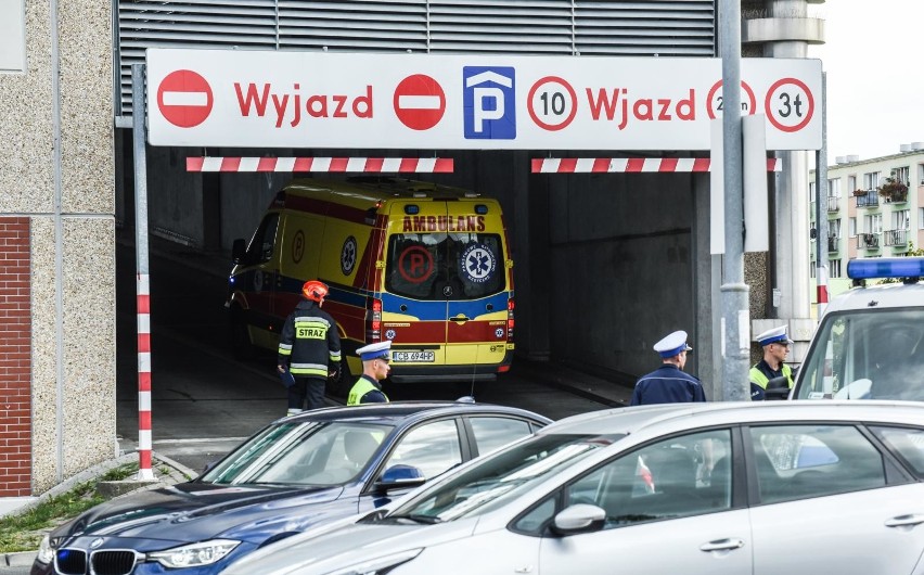 Akcja służb ratunkowych przed Kauflandem w Bydgoszczy. Nastolatka na dachu parkingu